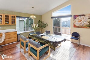 Interior - 4 Bedroom 3 Bathroom Home Near Golf Course and Zoo (Anchorage)