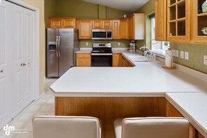 Fridge, microwave, oven, stovetop - 4 Bedroom 3 Bathroom Home Near Golf Course and Zoo (Anchorage)