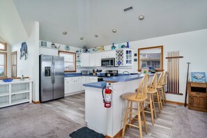 Jääkaappi, mikroaaltouuni, uuni, liesi