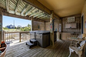 Indoor spa tub - 7680- Sandy Bottom. | Canalfront | Avon | Sleeps 12 (Avon)
