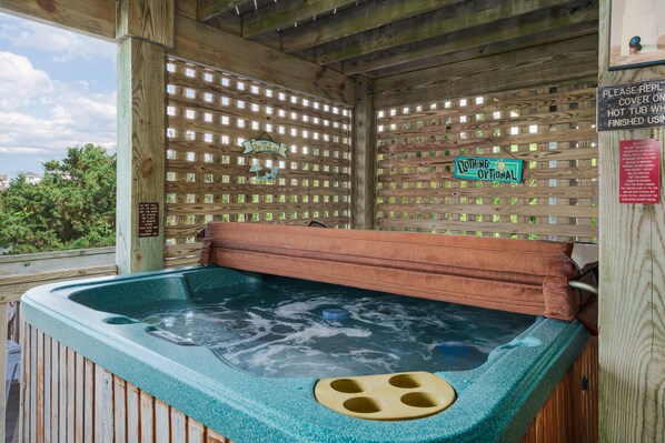 Outdoor spa tub - 7680- Sandy Bottom. | Canalfront | Avon | Sleeps 12 (Avon)