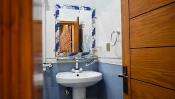 Douche, articles de toilette gratuits, serviettes fournies