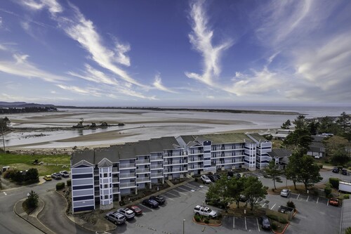 Top floor condo with bay and ocean views in historic Taft, Lincoln City!