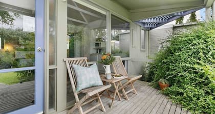 Beach Bungalow Retreat Opposite Beach ~ 50m Cafes