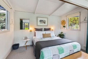 Iron/ironing board, WiFi, bed sheets - Apollo Bay Beach Bungalow - Couples Retreat (Apollo Bay)