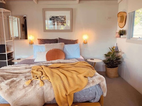 Beach Bungalow Retreat Opposite Beach ~ 50m Cafes