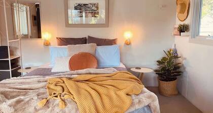 Beach Bungalow Retreat Opposite Beach ~ 50m Cafes