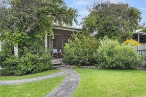 Exterior - Beach Bungalow Retreat Opposite Beach ~ 50m Cafes (Apollo Bay)