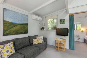 TV, offices - Beach Bungalow Retreat Opposite Beach ~ 50m Cafes (Apollo Bay)
