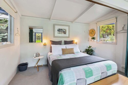 Beach Bungalow Retreat Opposite Beach ~ 50m Cafes