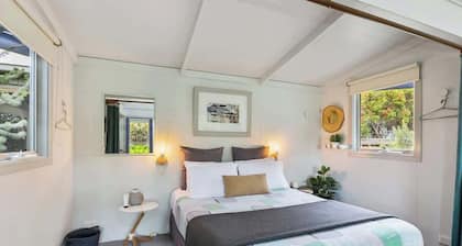 Beach Bungalow Retreat Opposite Beach ~ 50m Cafes