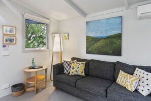 TV - Apollo Bay Beach Bungalow - Couples Retreat (Apollo Bay)