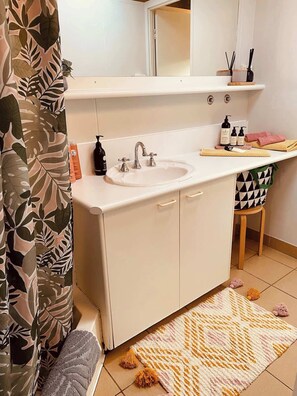 Shower, hair dryer, shampoo - Beach Bungalow Retreat Opposite Beach ~ 50m Cafes (Apollo Bay)