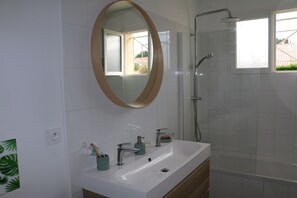 Combined shower/bathtub, hair dryer, towels, soap