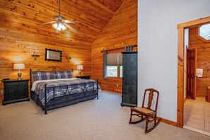 4 bedrooms, free WiFi, bed sheets - Lake Access Villa w/ Hot Tub & Fireplaces (McHenry)