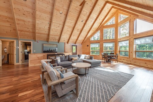 Mountaintop Views w/ All Suites, Hot Tub & Arcade