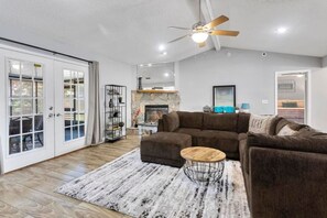 Smart TV, fireplace - Sweetwater · Sweetwater home in Heart of Mandarin (Jacksonville)