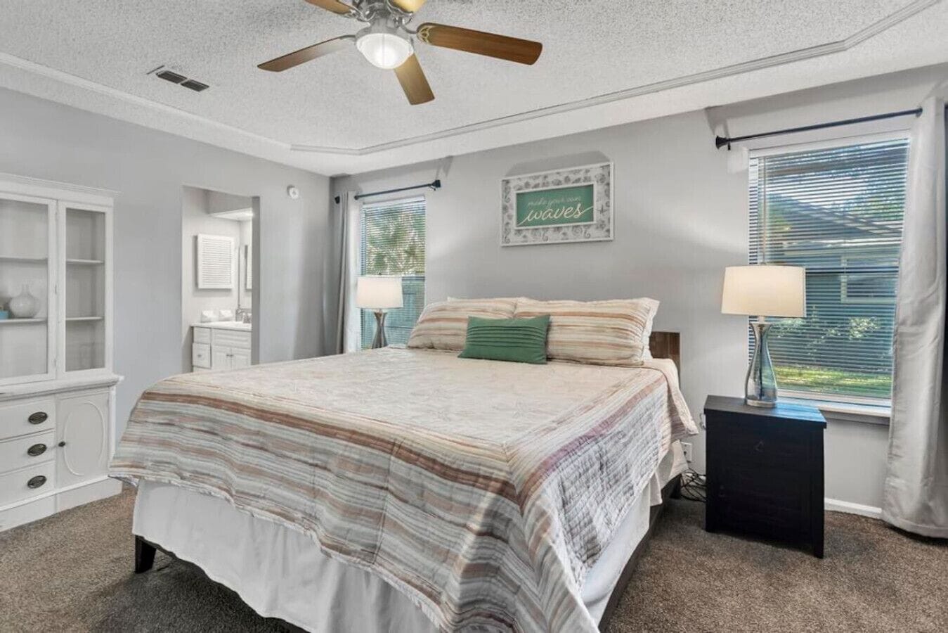 3 habitaciones, escritorio, tabla de planchar con plancha y wifi gratis 