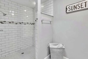 Ducha, secador de pelo, toallas y champú