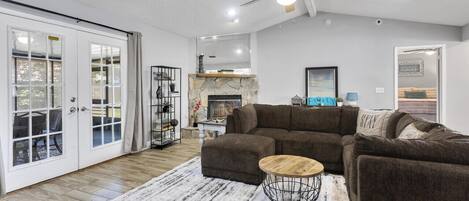Smart TV, fireplace