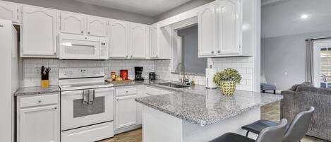 冷蔵庫、電子レンジ、オーブン、コンロ