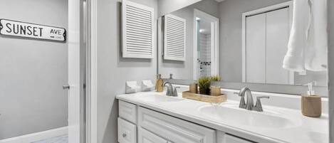 Secador de pelo, toallas