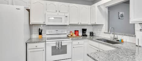 Frigorífic, microones, forn i placa de cuina