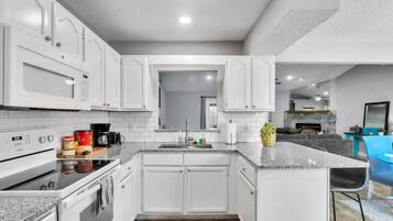 Refrigerador, microondas, horno, cafetera/tetera