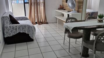 Apartamento básico | Área de estar | TV