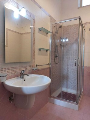 Dusche, Haartrockner, Bidet, Handtücher