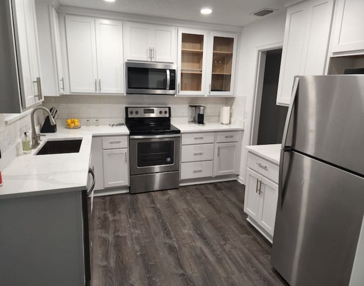 Four à micro-ondes, lave-vaisselle, cafetière-théière, grille-pain