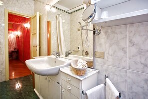 Badewanne, Haartrockner, Bidet, Handtücher