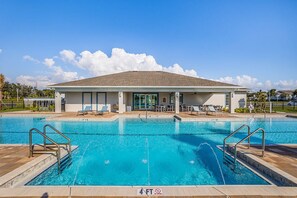 Utomhuspool och uppvärmd pool