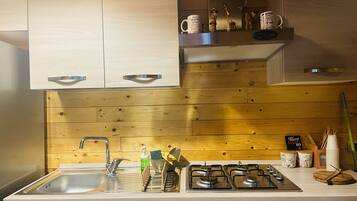 Kühlschrank, Ofen, Herdplatte, Wasserkocher mit Kaffee-/Teezubehör