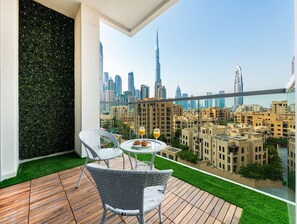Outdoor dining - Downtown 2BR I Pool & Burj Khalifa view Dubai Mall (Dubai)