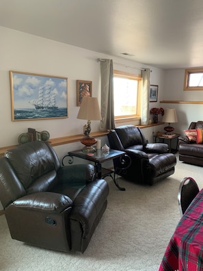 Smart TV, fireplace, DVD player, books - Springtime in Montana - the Cottage is ready for your stay! (Billings)