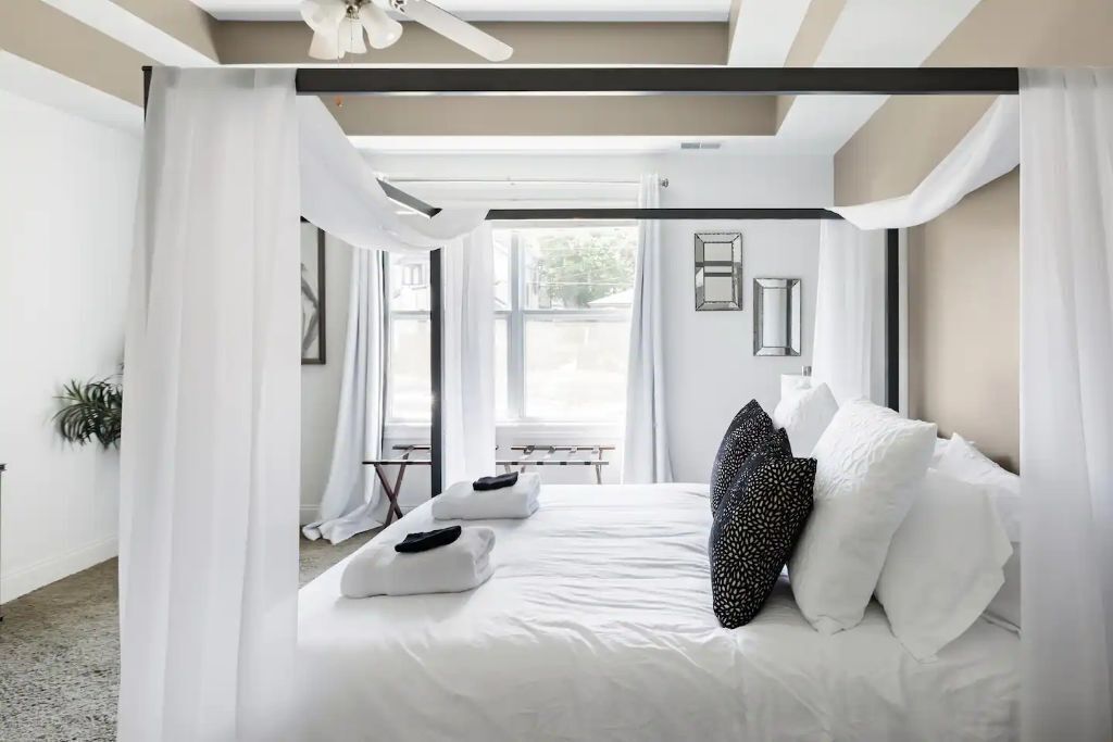 3 slaapkamers, een bureau, een strijkplank/strijkijzer, reisbedje