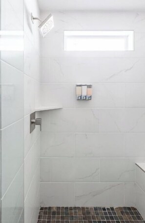 Ensemble douche/baignoire, sèche-cheveux, serviettes fournies, savon