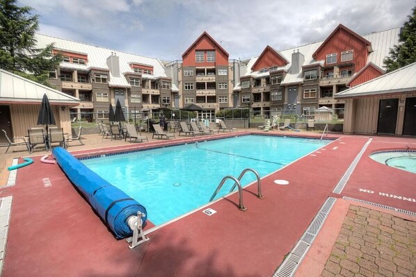 Outdoor pool - Lake Placid Lodge by Whistler Premier (Whistler)