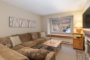 Apartment | Wohnbereich | 46-Zoll-Fernseher mit Kabelempfang, Kamin