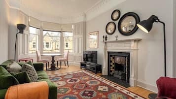 Télévision, livres, espaces bureaux