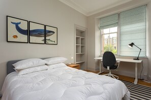 4 bedrooms, desk, internet, bed sheets