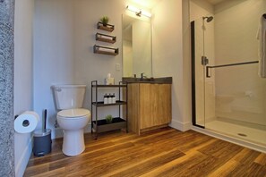 Shower, hair dryer, towels - Gorgeous Ultramodern 2BR Corner Loft + Workspace (Saint Louis)