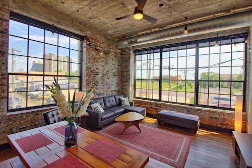 Gorgeous Ultramodern 2BR Corner Loft + Workspace