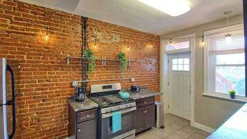 Coffee/tea maker, fridge, microwave, oven