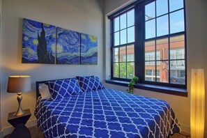 2 bedrooms, desk, iron/ironing board, WiFi - Ultramodern 2BR Corner Loft w/Designer Features (Saint Louis)