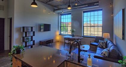 Chic Ultramodern Loft Suite w/ Designer Features