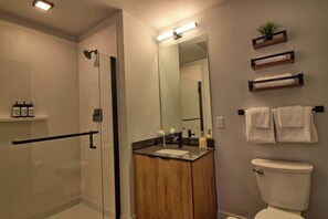 Douche, sèche-cheveux, serviettes fournies