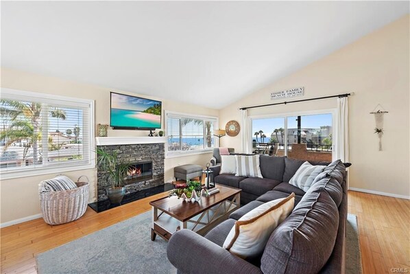 Smart TV, fireplace, books, stereo