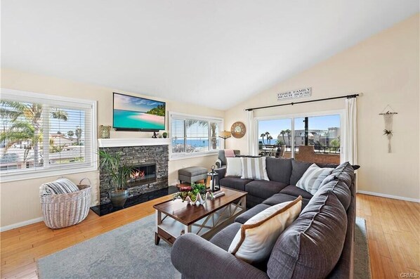 Smart TV, fireplace, books, stereo